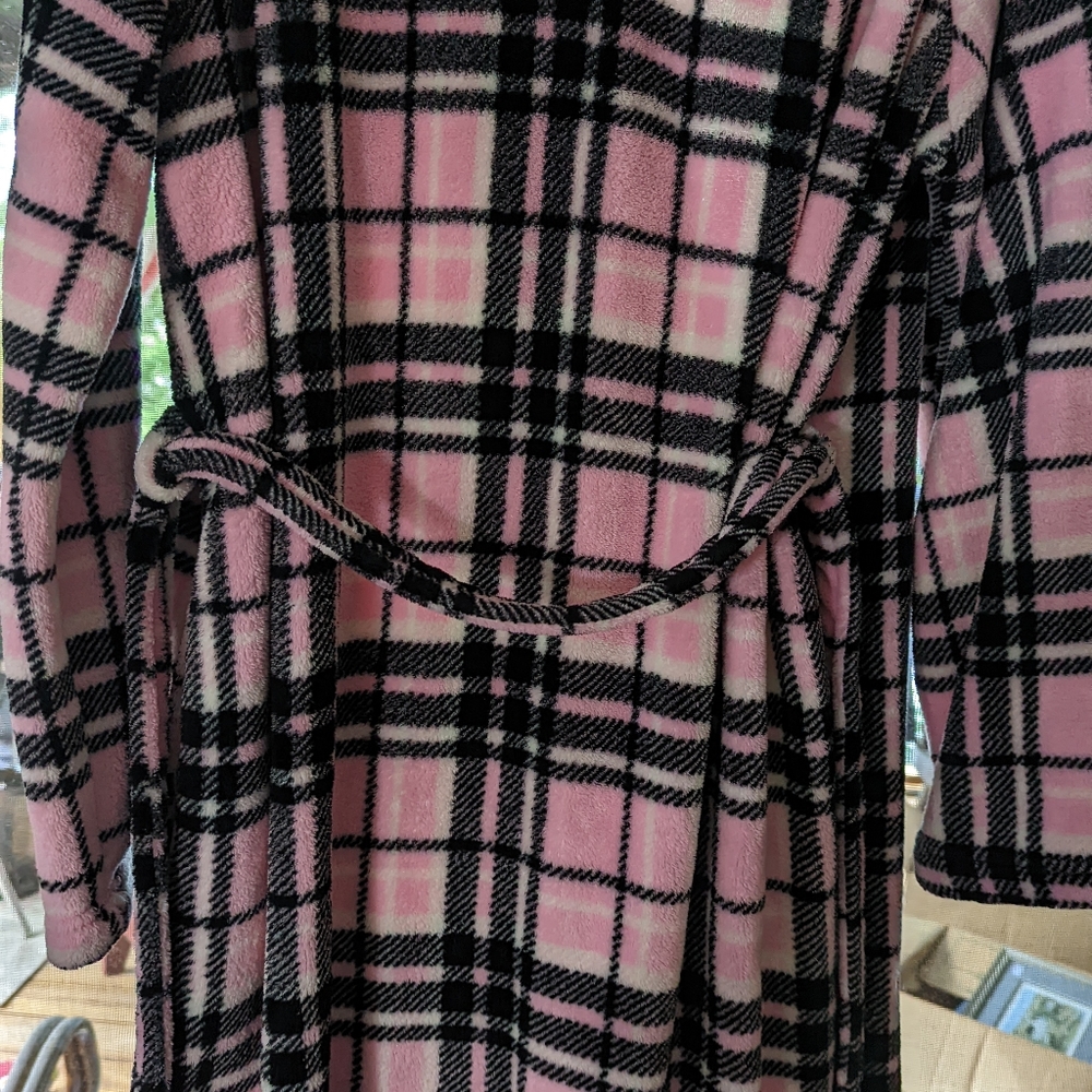Robe/Dressing Gown in Pink & Black Fleecy material. Size XL Gently used in Good